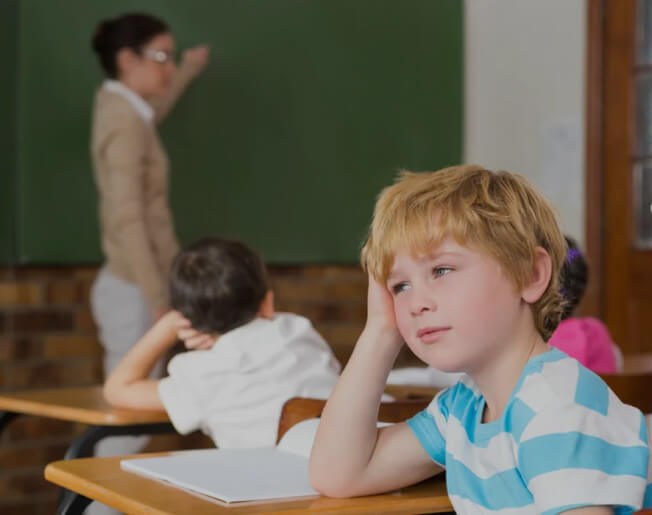 мальчик сидит отвлечённо